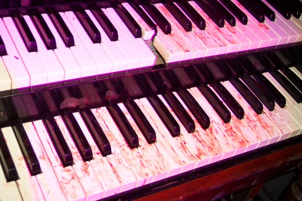Mike Mangan bloody Hammond B3 Organ after breaking key and slicing hand open live 
