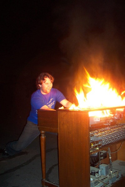Mike Mangan sets Hammond Organ on fire